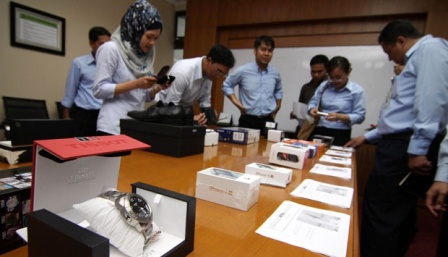 Puluhan Handphone dan Barang Gratifikasi Sitaan KPK Dilelang Pada Peringatan HAKI Riau