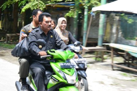 Datuk Pucuk Andiko Kampar Kendarai Motor Turun Langsung Salurkan Bantuan Bajir.