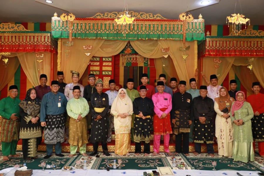 Bupati Afni Minta Tunjuk Ajar LAMR Siak Soal Usulan Pemajangan Foto Sultan Siak