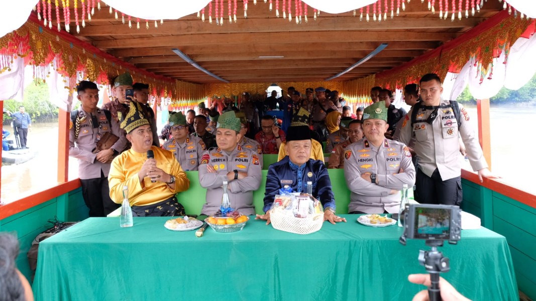 Bupati Asmar Bersama Kapolda Riau Susur Sungai Bokor dalam Silaturahmi Pemangku Adat