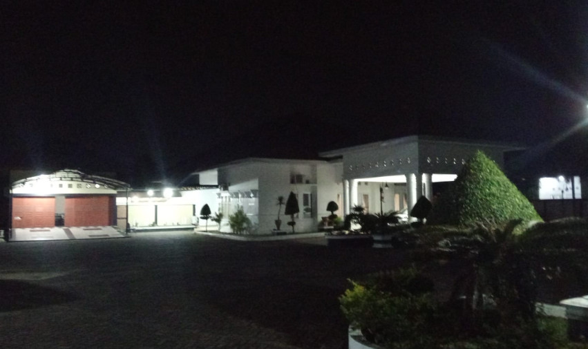 KPK Tinggalkan Rumah Dinas Sekda Kuansing, Wabup Dijemput Mobil Jazz Merah