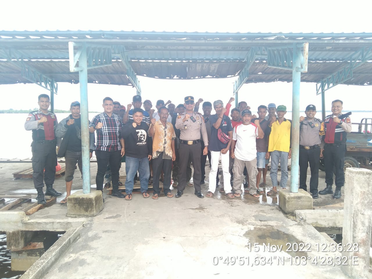 Polsek Rangsang Berbagi Rezeki dengan buruh Angkut Pelabuhan