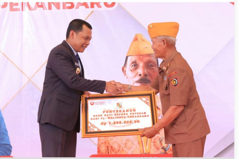 Peringati Hari Pahlawan, 90 Veteran di Kota Pekanbaru Terima Sagu Hati
