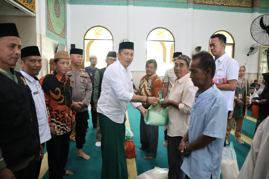 Bupati HM Adil Lakukan Pendistribusian Dana Zakat Pada 