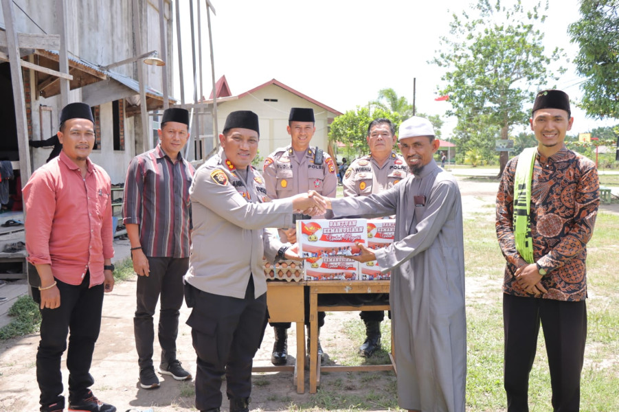 Kapolres Meranti Salurkan Bansos Bapokting di Ponpes Darul Fikri