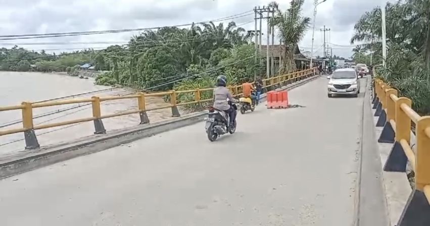 Jembatan Sei Rokan Ujung Batu Terancam Ambruk, Truk Bertonase Besar Dilarang Melintas