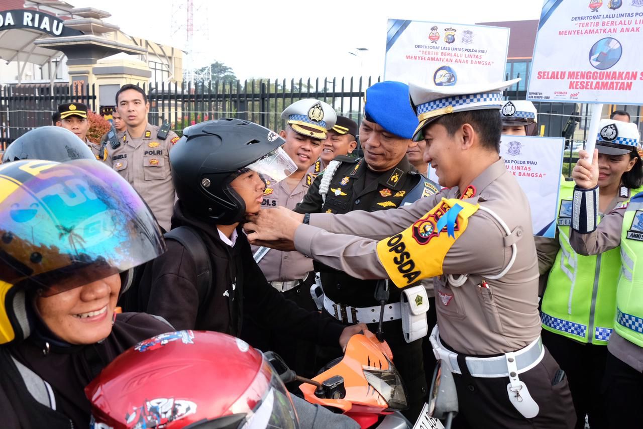 Operasi Keselamatan Lancang Kuning 2023 Digelar, Kapolda Riau Bagikan Helm.