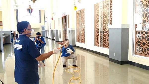 Lawan Corona, Achmad Semprot Disinfektan di Fasilitas Umum di Rohul