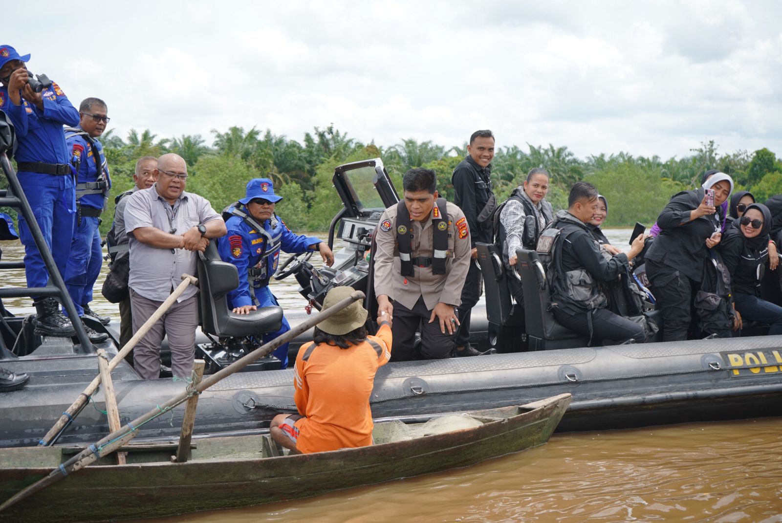 Bidhumas Polda Riau dan Wartawan Mitra Polda (WMPR) Peduli, Gelar Bansos Sempena HUT Humas Polri.