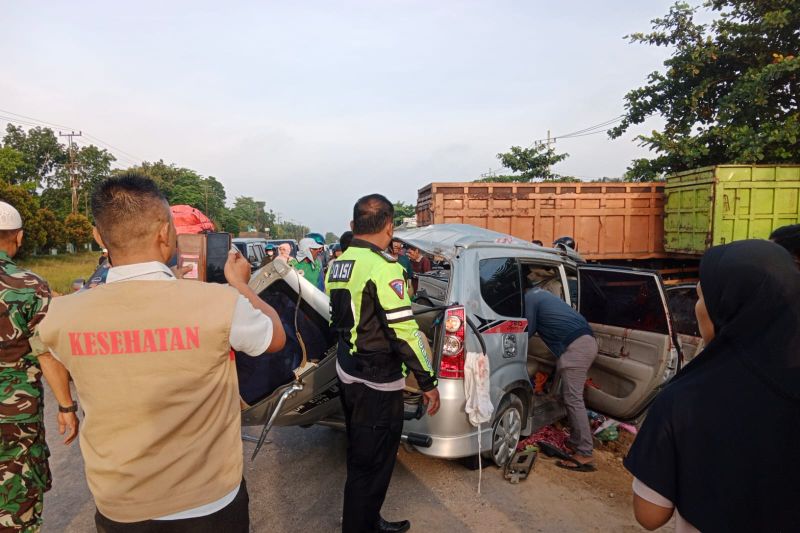 Parkir di Tepi Jalan, Polisi Turut Periksa Supir Truk yang Ditabrak Minibus di Kubang