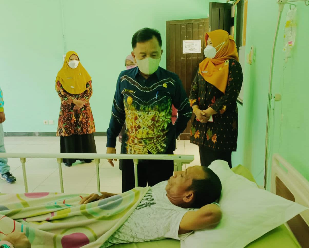 Jenguk teman nya di RSUD Dorak Wabup H.Asmar : Hal terpenting adalah jangan pernah putus asa Jangan 