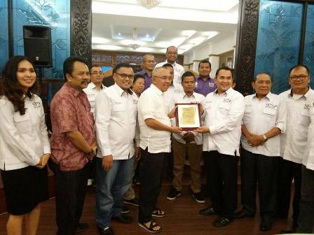 SPS Riau Persembahkan Integrity Award untuk Gubri Andi Rachman