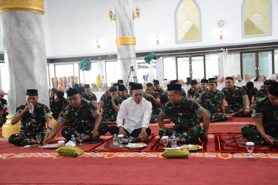 Peringatan Isra' Mi'raj di Masjid Muhlisin, Prof. Akbarizan dan Danrem 031/Wira Bima Tekankan Pentingnya Ibadah dan Ketahanan Moral