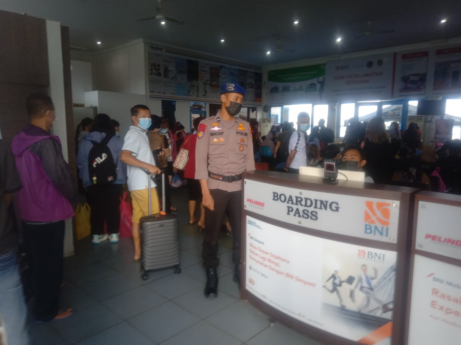 Tingkatkan Keamanan dan Disiplin Prokes, Personil Polairud Patroli di Pelabuhan Tanjungharapan