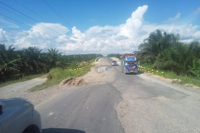 Jalan Pekanbaru – Siak Dipenuhi Lubang, Gubernur Riau Minta UPT Turun Tangan