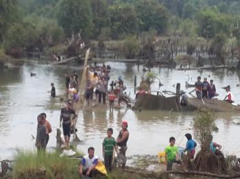 Ribuan masyarakat dari berbagai desa mengikuti acara maawuo atau menangkap ikan di sungai Tombang