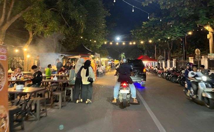Aktivitas Kuliner Malam di Jalan Cut Nyak Dien Ganggu Lalu Lintas