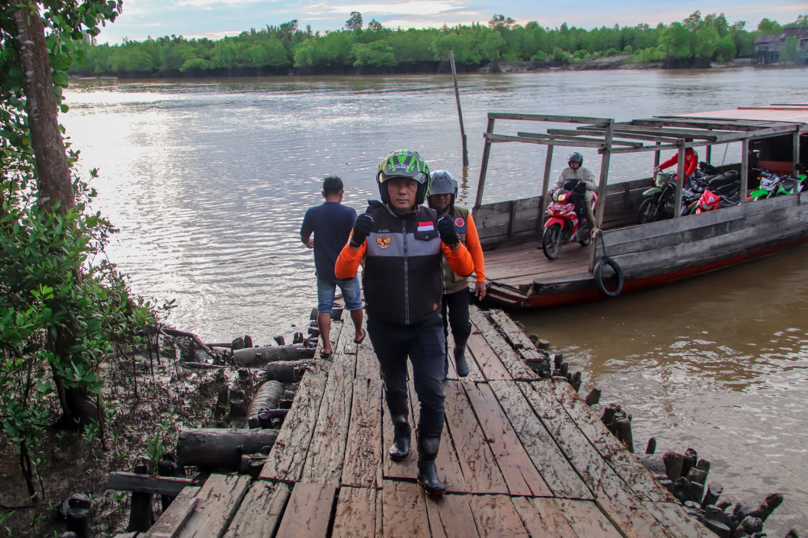Tinjau Titik Rawan Banjir, Bupati Adil dan Pejabat Meranti Touring ke Pulau Merbau