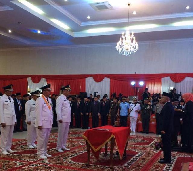 Gubernur Riau Lantik Dua Pasang Kepala Daerah