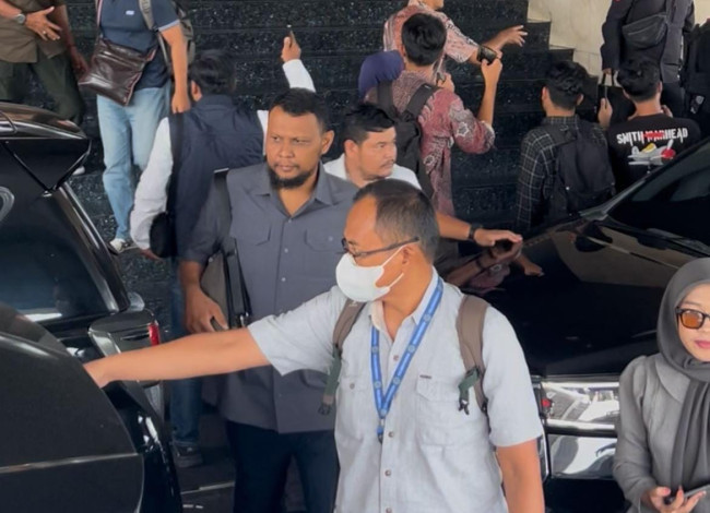 Sekda dan Kabag Protokol Dibawa Usai Penggeledahan Kantor Gubri