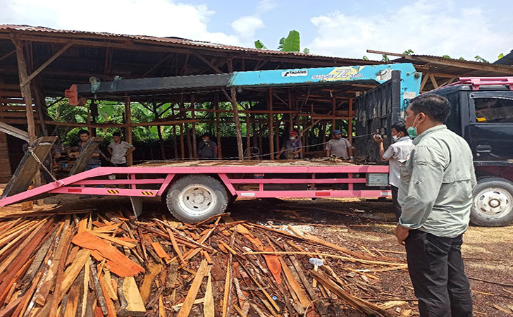 Polda Riau dan KLHK Gerebek Sawmill Ilegal di Kampar