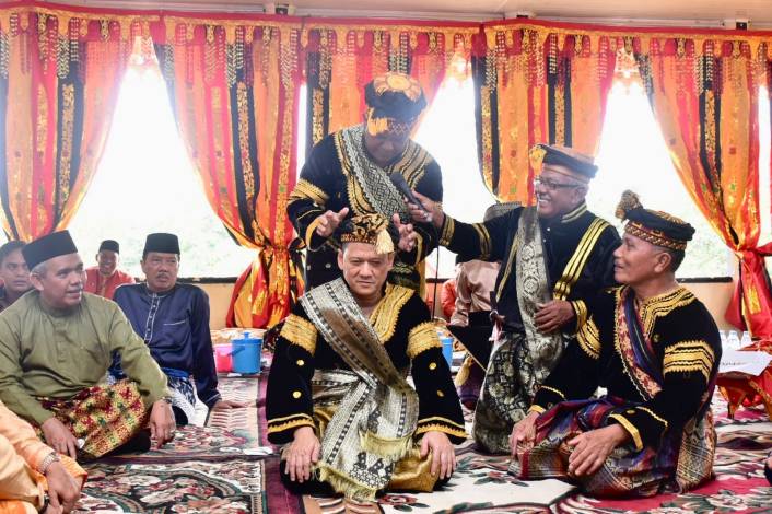 Pj Bupati Kampar Dinobatkan sebagai Payung Panji Adat dengan Gelar Datuok Rajo Limbago