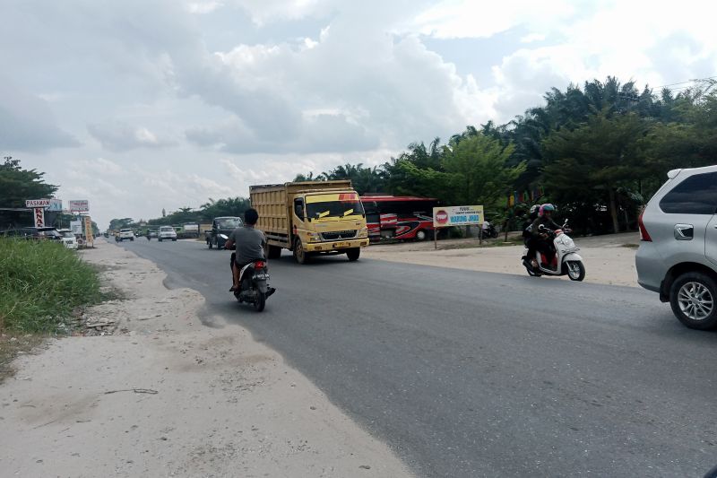 Truk Bertonase Berat Jadikan Jalan di Kubang Bergelombang