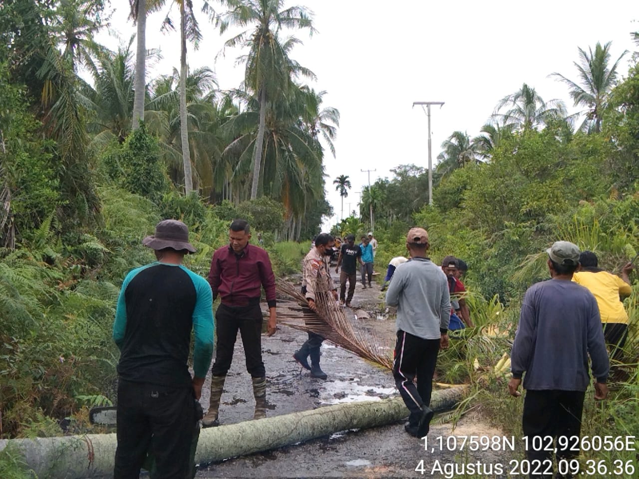 Sambut HUT RI ke-77, Polsek Rangsang dan Pemcam Rangsang Peisir Gotongroyong Perbaiki Jembatan jalan