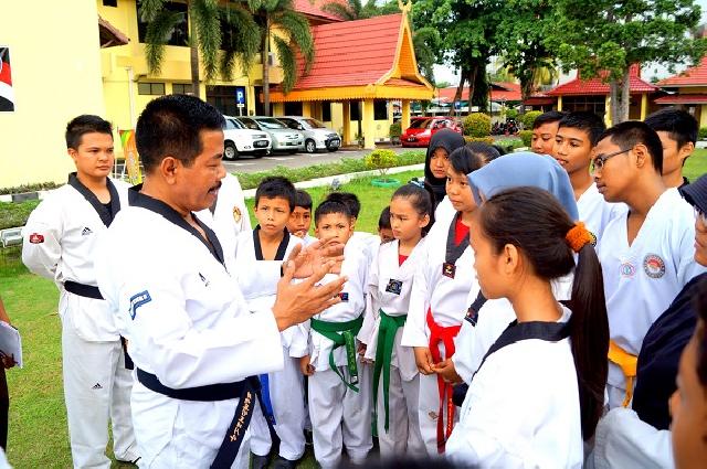 Kepala Kejaksaan Tinggi Riau Melakukan Pelepasan Atlit Taekwondo Adhyaksa Club