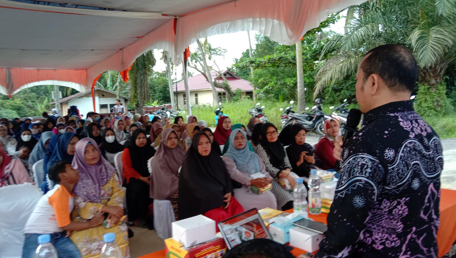 https://acuannews.com/a450d92cb6be01b3b3669c18bfca7901/content_upload/images/Masyarakat%20yang%20hadir%20saat%20kegiatan%281%29.jpg