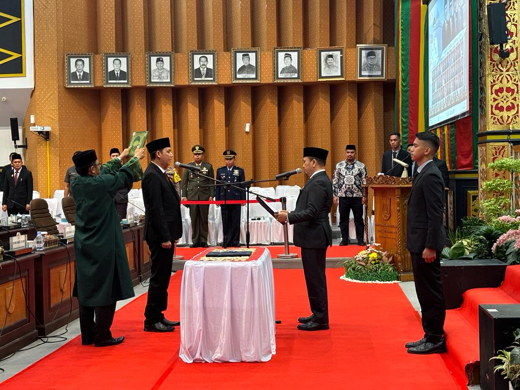 https://acuannews.com/a450d92cb6be01b3b3669c18bfca7901/content_upload/images/Indra%20Sani%20saat%20membacakan%20sumpah%20yang%20dipandu%20Ketua%20DPRD%20Kota%20Pekanbaru%20Muhammad%20Sabarudi.jpg