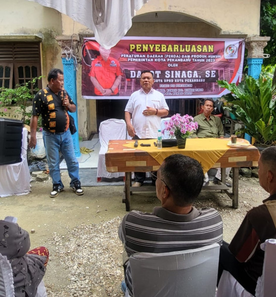 Dapot Sinaga Laksanakan Penyebarluasan Perda di Jalan Saudara, Sri Meranti&nbsp;