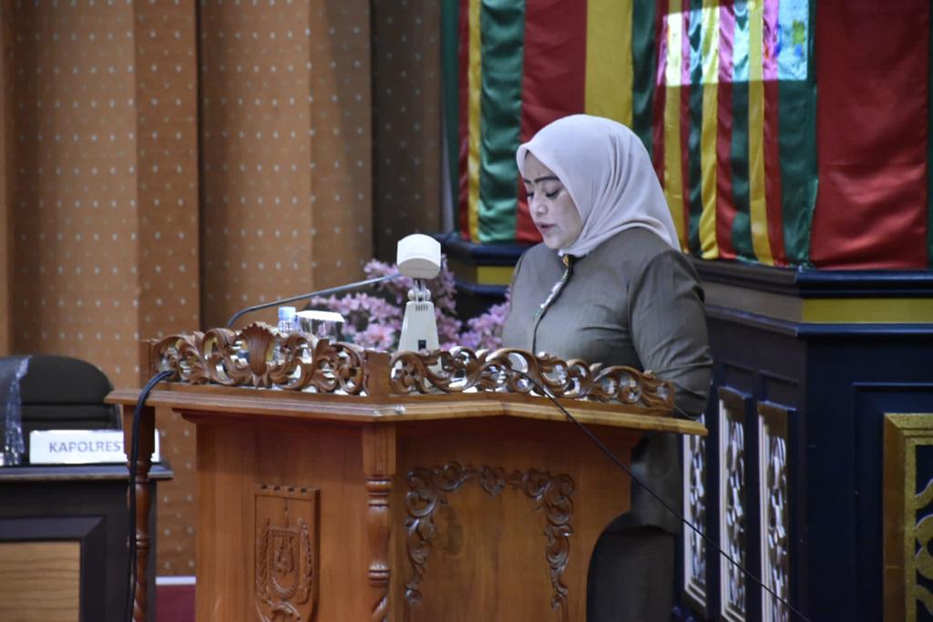 https://acuannews.com/a450d92cb6be01b3b3669c18bfca7901/content_upload/images/Kabag%20Protokol%20Badria%20Rika%20Sari%20saat%20membacakan%20draf%20anggota%20dewan%20yang%20hadir.jpg